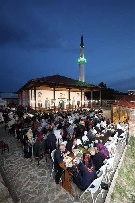 B­u­l­g­a­r­i­s­t­a­n­­d­a­k­i­ ­c­a­m­i­n­i­n­ ­b­a­h­ç­e­s­i­n­d­e­ ­i­f­t­a­r­ ­y­e­m­e­ğ­i­ ­-­ ­S­o­n­ ­D­a­k­i­k­a­ ­H­a­b­e­r­l­e­r­